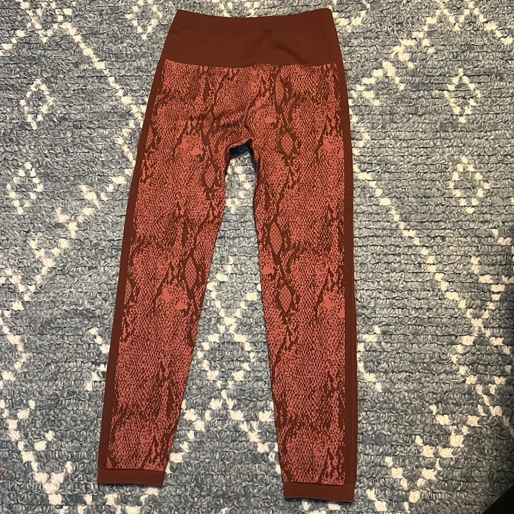 Fabletics Red Snake-Print High-Waist Leggings & Sports Bra Set - Picture 5 of 9